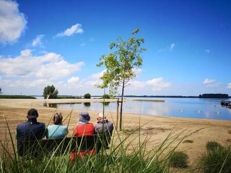 Menschen am Strand am Veluwemeer im Ferienpark EuroParcs Veluwemeer