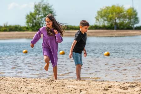 Kinder spielen am Strand des Veluwemeers im Ferienpark EuroParcs Veluwemeer