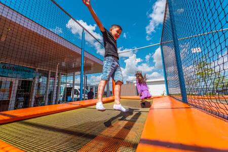 Kinder springen auf dem Trampolin im Ferienpark EuroParcs Veluwemeer