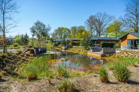 Freistehende Ferienhäuser an einem Graben im Ferienpark EuroParcs Zuiderzee