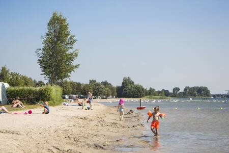 Strand am Veluwemeer im Ferienpark EuroParcs Zuiderzee