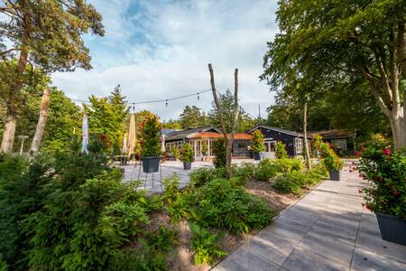 Terrasse am Food Court des Ferienparks EuroParcs de Wiltzangh