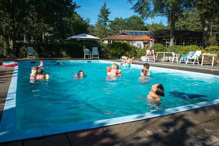 Menschen schwimmen im Außenpool des Ferienparks EuroParcs de Wiltzangh