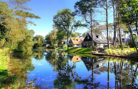 Freistehende Ferienhäuser am Wasser im Ferienpark EuroParcs de Zanding