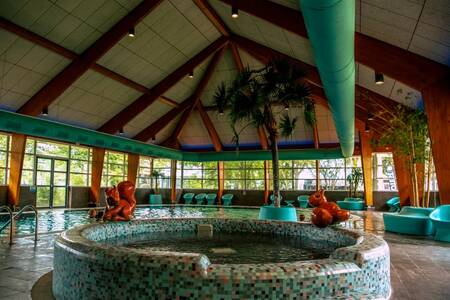 Ein Sprudelbad im Hallenbad des Ferienparks Europarcs Bad Hoophuizen