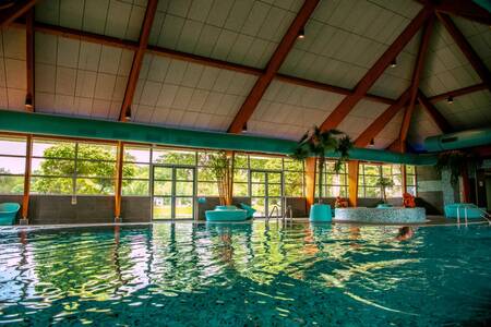 Menschen schwimmen im Hallenbad des Ferienparks Europarcs Bad Hoophuizen