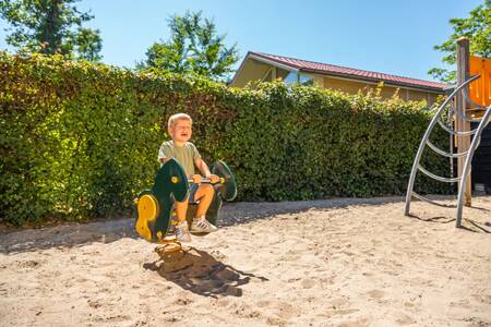 Kind spielt auf dem Spielplatz im Ferienpark Europarcs Bad Hoophuizen