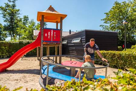 Vater und Kind spielen auf dem Spielplatz im Ferienpark Europarcs Bad Hoophuizen