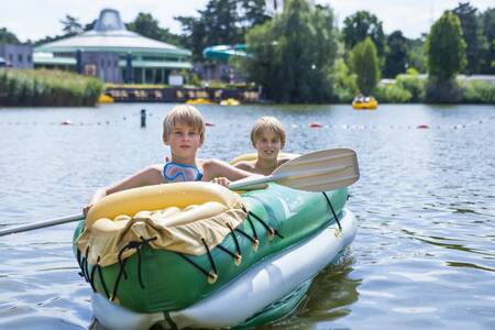 2 Kinder in einem Kanu auf dem See des Ferienparks Europarcs EuroParcs Zilverstrand
