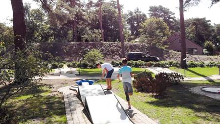 Auf dem Minigolfplatz des Ferienparks Europarcs EuroParcs Zilverstrand wird Golf gespielt