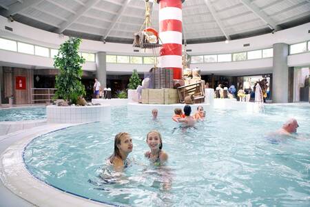 Menschen schwimmen im Hallenbad des Ferienparks Europarcs EuroParcs Zilverstrand