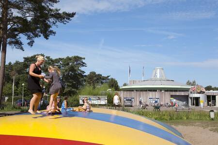 Kinder springen auf dem Lufttrampolin auf dem Spielplatz im Europarcs EuroParcs Zilverstrand