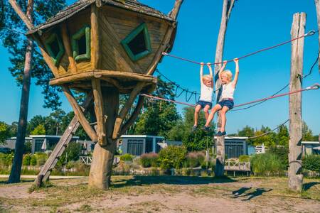 Kinder spielen auf dem Spielplatz im Ferienpark Europarcs EuroParcs Zilverstrand
