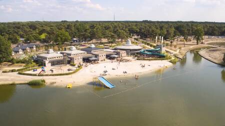 Luftaufnahme des Freizeitsees des Ferienparks Europarcs EuroParcs Zilverstrand