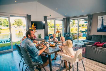 Familie beim Essen in einem Ferienhaus im Ferienpark Europarcs EuroParcs Zilverstrand