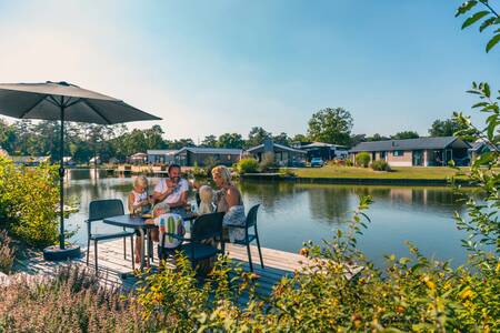 Familie beim Essen im Garten eines Ferienhauses im Ferienpark Europarcs EuroParcs Zilverstrand