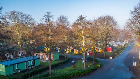 Bunte Chalets in Gassen im Ferienpark Europarcs Het Amsterdamse Bos