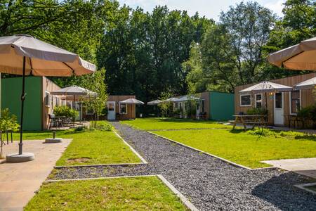 Chalets auf einem Feld im Ferienpark Europarcs Het Amsterdamse Bos