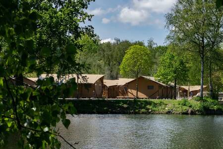 Glamping-Zelte auf dem Wasser im Ferienpark Europarcs Het Amsterdamse Bos