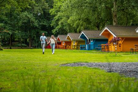 Ein paar Spaziergänge vor Chalets im Ferienpark Europarcs Het Amsterdamse Bos
