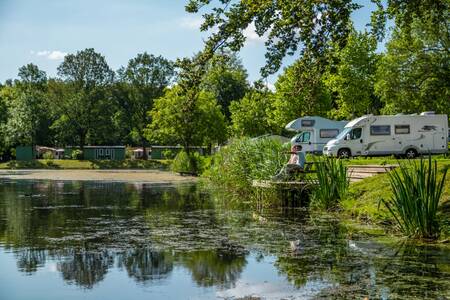 Camper auf einem Wohnmobilstellplatz im Ferienpark Europarcs Het Amsterdamse Bos