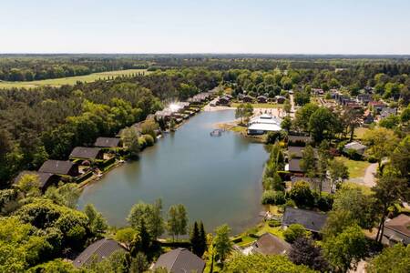 Luftaufnahme des Ferienparks EuroParcs de Achterhoek mit Erholungssee und Ferienhäusern