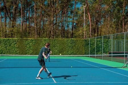 Tennisspieler auf dem Tennisplatz des Ferienparks Europarcs de Achterhoek
