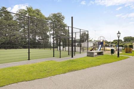 Der Fußballplatz mit Kunstrasen im Ferienpark Familiehuis Nunspeet