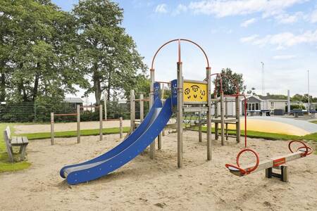 Spielgeräte auf einem Spielplatz im Ferienpark Familiehuis Nunspeet