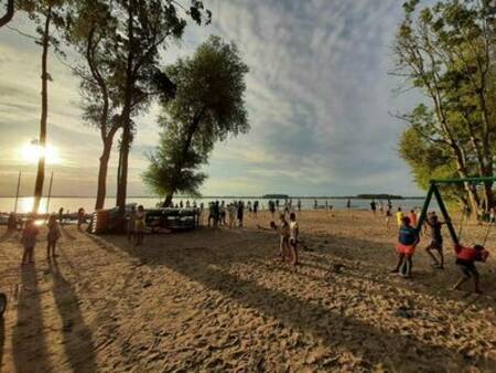 Menschen am Strand des Veluwe-Sees im Ferienpark Familiehuis Nunspeet