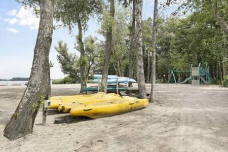 Kanus am Strand des Veluwemeeres im Ferienpark Familiehuis Nunspeet