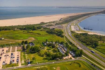 Luftaufnahme des Ferienparks Fort den Haak und des Nordseestrandes