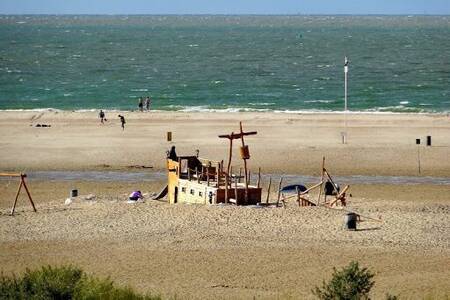 Spielgeräte am Strand im Vrouwenpolder im Ferienpark Fort den Haak