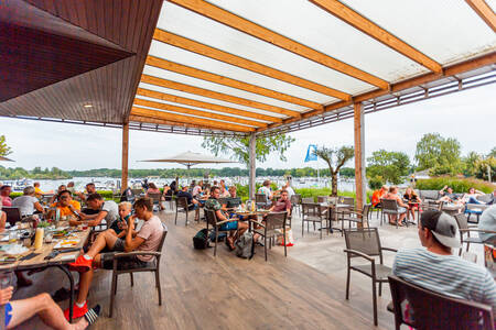 Menschen auf der Terrasse des Beachclub Leukermeer im Ferienpark Leukermeer