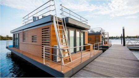 "Floating House", eine Art Hausboot auf dem Leukermeer im Ferienpark Leukermeer