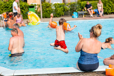 Menschen schwimmen im Freibad des Ferienparks Leukermeer