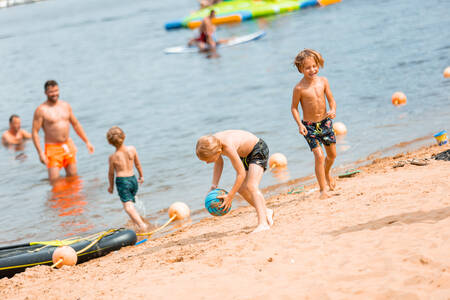 Menschen am Strand und im Wasser des Leukermeers im Ferienpark Leukermeer