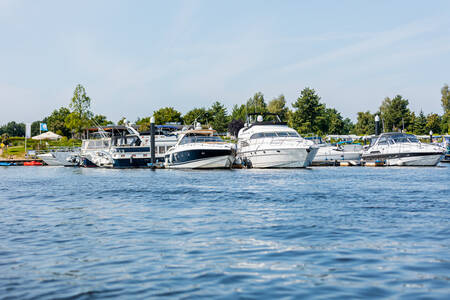 Boote im Yachthafen des Ferienparks Leukermeer