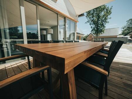 Terrasse mit Gartenmöbeln eines Ferienhauses im Ferienpark Ridderstee Ouddorp Duin