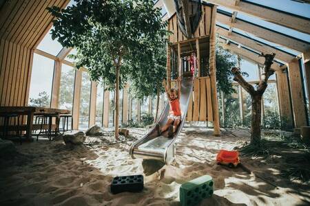 Kinder spielen auf dem Indoor-Spielplatz in der Nähe des Ferienparks Ridderstee Ouddorp Duin