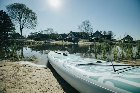 Ein supboard am Wasser im Ferienpark Ridderstee Ouddorp Duin