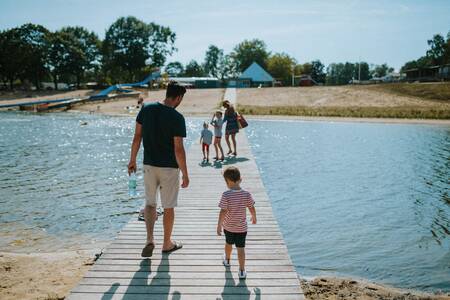 Familienwanderungen auf einem Steg durch den Freizeitsee des Ferienparks Wilsumer Berge