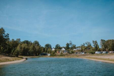 Der Freizeitsee und die Gastronomie im Ferienpark Wilsumer Berge