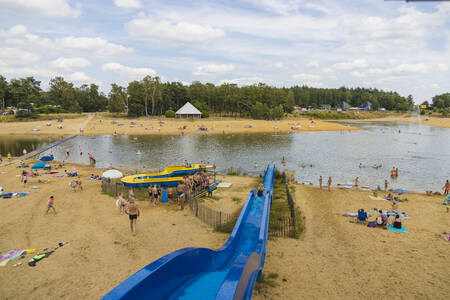 Der große Badesee mit Rutschen und Sandstrand im Ferienpark Wilsumer Berge