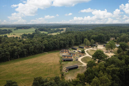 Luftaufnahme der Ferienhäuser im Ferienpark Wilsumer Berge und des umliegenden Waldes