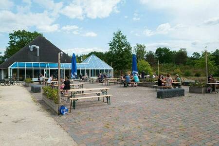 Menschen auf der Terrasse des Restaurants im Ferienpark Wilsumer Berge