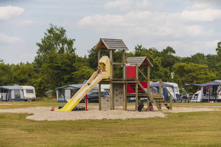 Kinder spielen auf einem Spielplatz auf einem Campingplatz im Ferienpark Wilsumer Berge