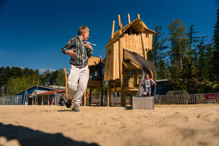 Kinder spielen auf einem Spielplatz im Ferienpark Wilsumer Berge