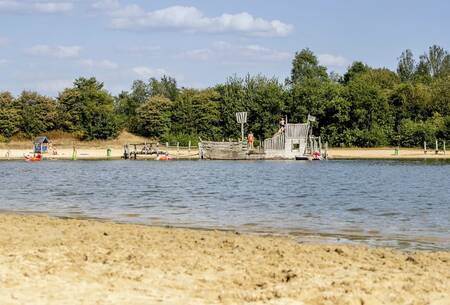 Spielgeräte am See im Ferienpark Witterzomer