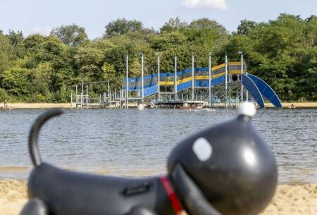 Der Erholungsteich des Ferienparks Witterzomer mit Spielgeräten